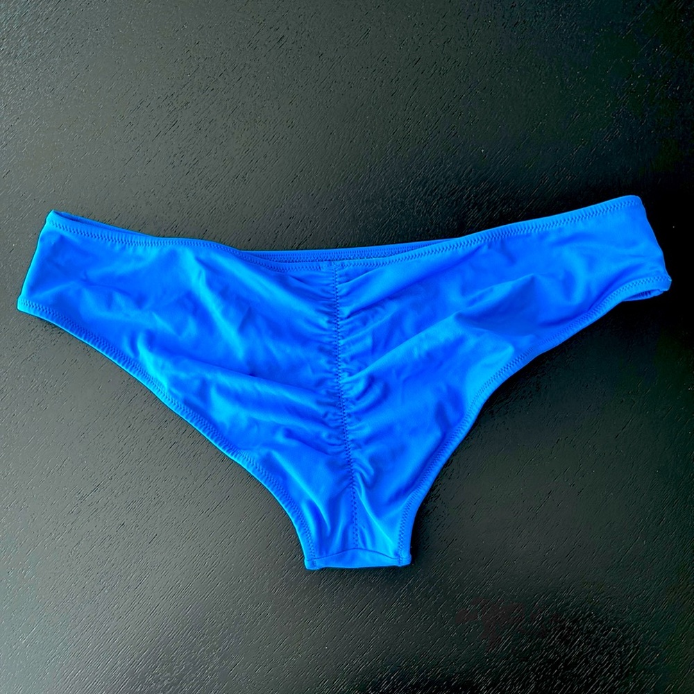 👙Summertime means acute Victoria’s Secret rushed royal blue bikini bottom🕶️🕶️